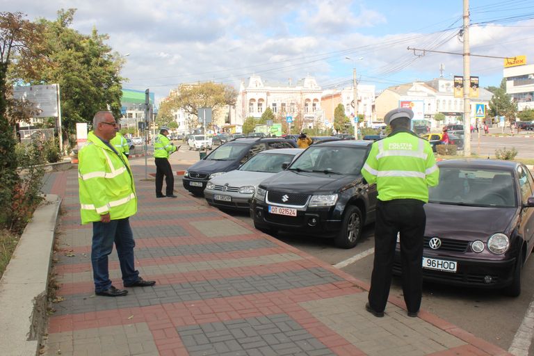 Amenzi date de poliţiştii locali pentru parcarea pe locurile rezervate