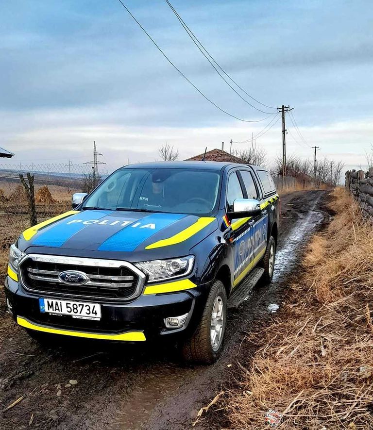 Braconieri percheziționați de polițiști. Descinderi cu mascații în comuna Drăgușeni