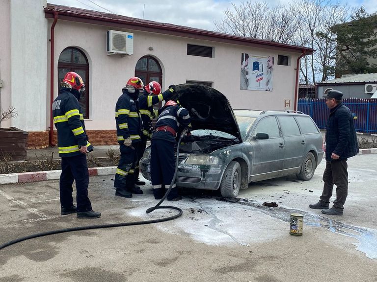 Mașină în flăcări, în apropierea gării