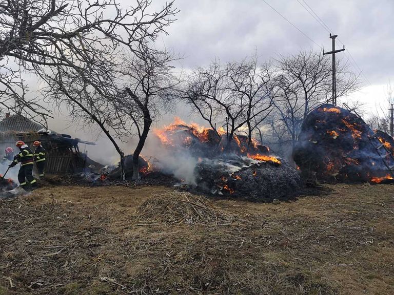 Incendiu uriaș într-o comună. Un bărbat a fost rănit și a primit îngrijiri medicale