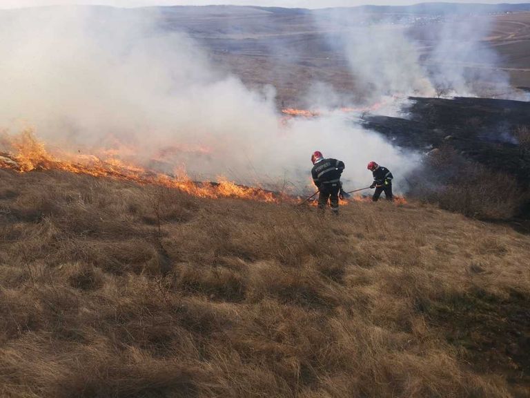 Incendiile de vegetație pun stăpânire pe tot județul. Apel disperat al pompierilor (VIDEO)