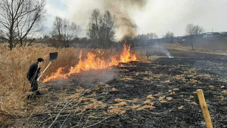 Incendii în lanț în județ. A fost afectat și un autoturism