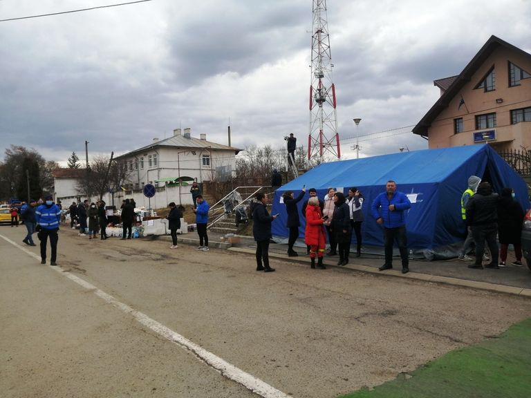 Val de refugiați în Punctul de Trecere a Frontierei de la Rădăuți-Prut