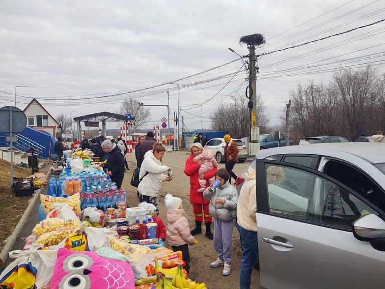 Mobilizare în punctele de trecere a frontierei. Cei de la Crucea Roșie au montat mai multe corturi