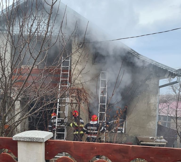 Casă cuprinsă de flăcări, din cauza jarului căzut din sobă