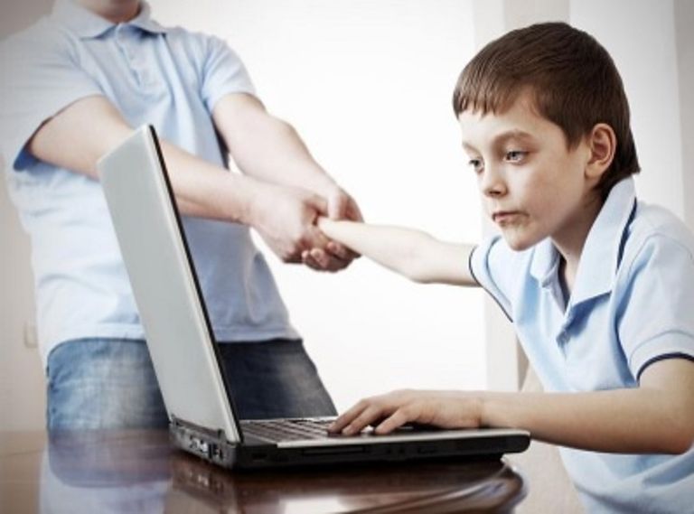 Un sfert dintre copiii care folosesc Internetul au fost victimele atacurilor cibernetice