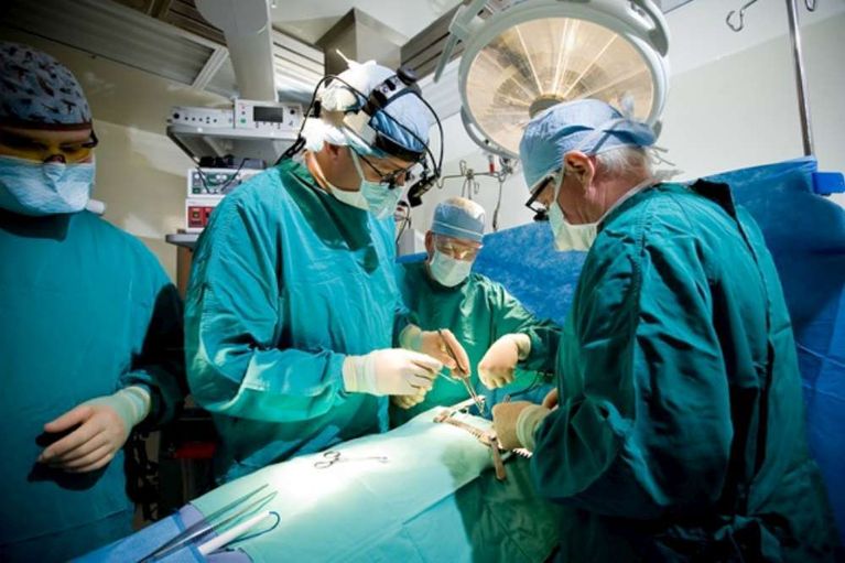 Tumoră gigant extirpată de chirurgii de la Mavromati