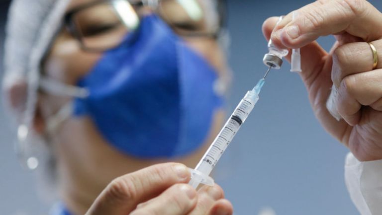 Doi asistenţi medicali din Bistrița, reţinuţi pentru vaccinări fictive împotriva COVID-19