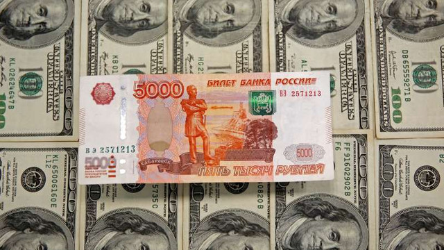 Rubla a atins un nou nivel scăzut record