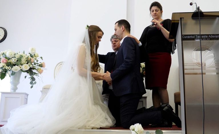 Nuntă la Botoşani pentru doi miri fugiţi de război (video)