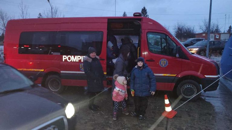 Ucraineni preluaţi de microbuzul ISU din vamă