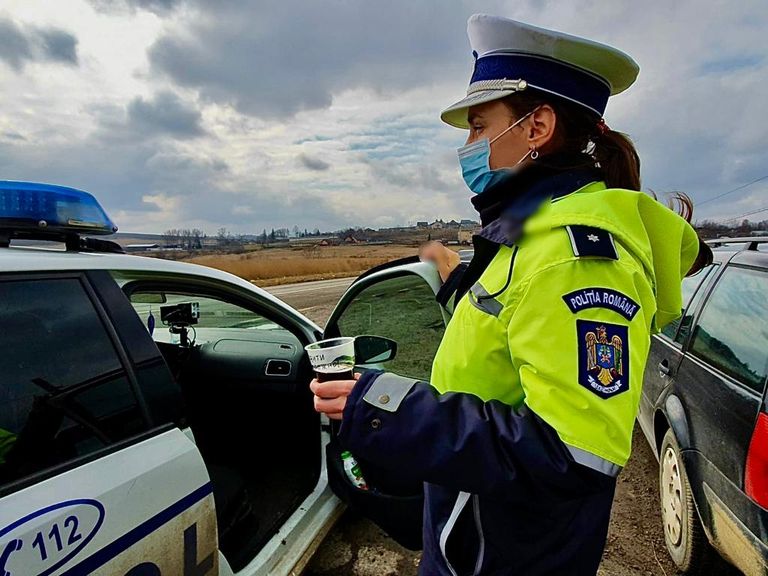 Poliţişti în stradă pentru combaterea accidentelor. Ucrainenii din trafic au primit cafea