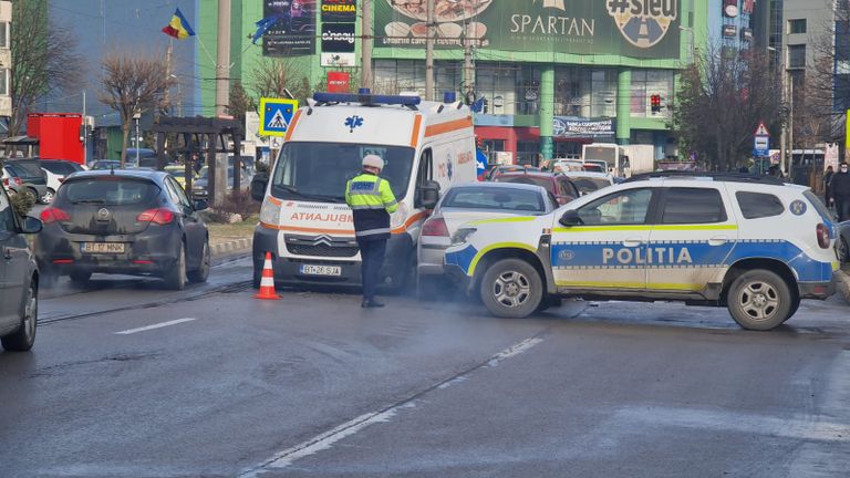 Accident grav cu o ambulanţă în centrul oraşului (video)