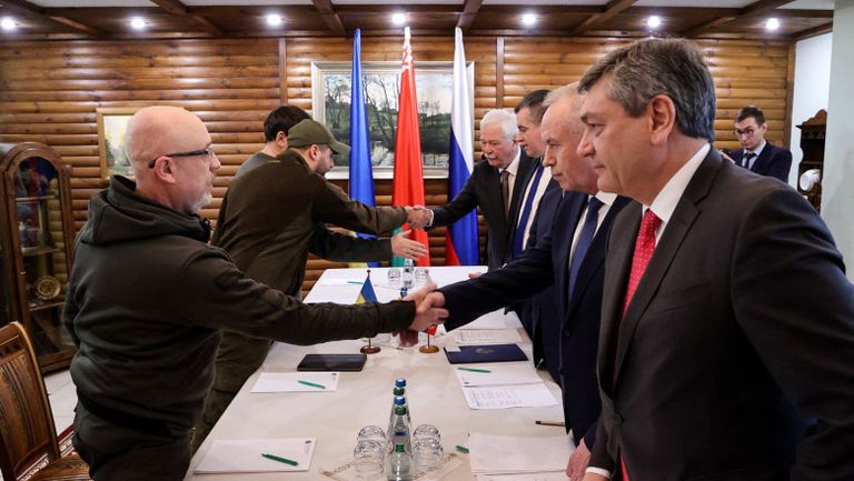 Ministrul turc de Externe: Rusia şi Ucraina se apropie de un acord