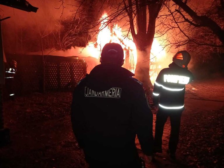 Incendiu violent în apropierea Gării Botoșani. Au intervenit pompierii (VIDEO)