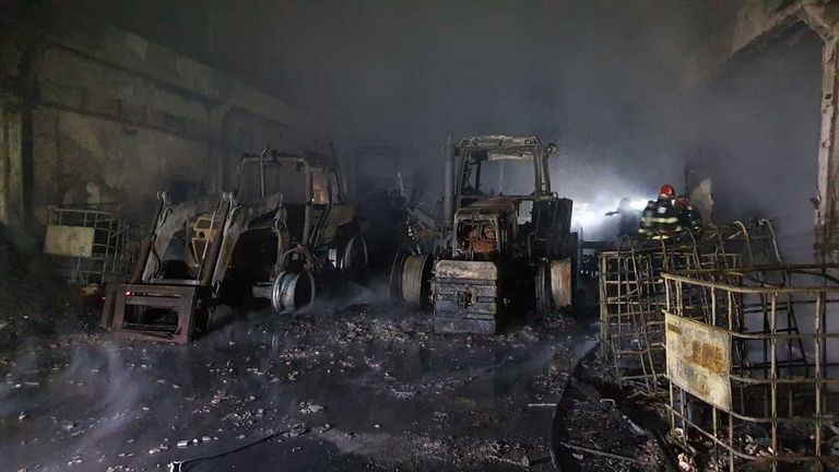 Incendiu devastator. Utilaje agricole și peste o mie de tone de cereale mistuite de flăcări