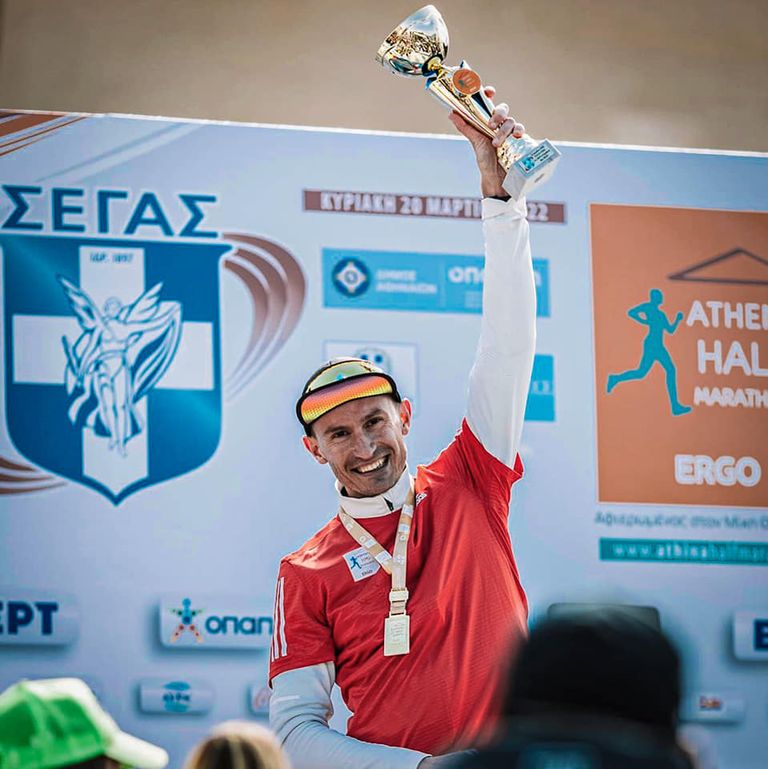 Botoșăneanul Alexandru Corneschi a câștigat semimaratonul de la Atena! (foto)