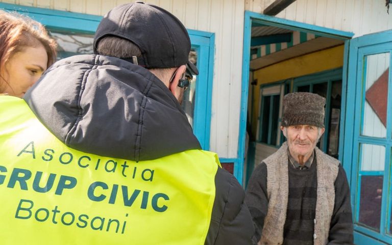 Bătrâni ajutaţi de asociaţia condusă de Daniel Câşlariu