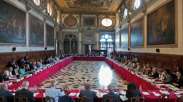 Comisia de la Veneția recomandă ca DNA și DIICOT să ancheteze infracțiunile comise de magistrați 
