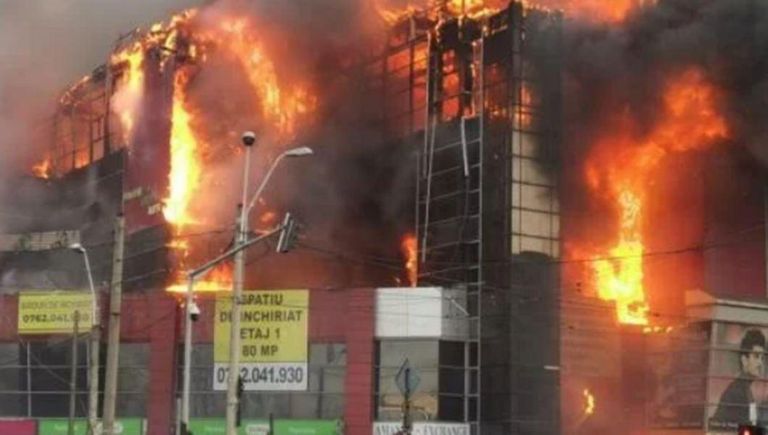 Incendiu puternic la un centru comercial din capitală