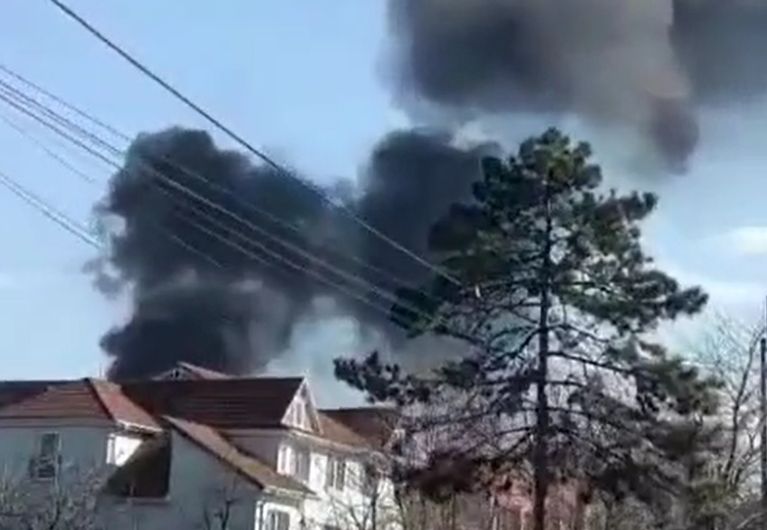 Incendiu uriaș la marginea orașului. O benzinărie amenințată de flăcări (VIDEO)