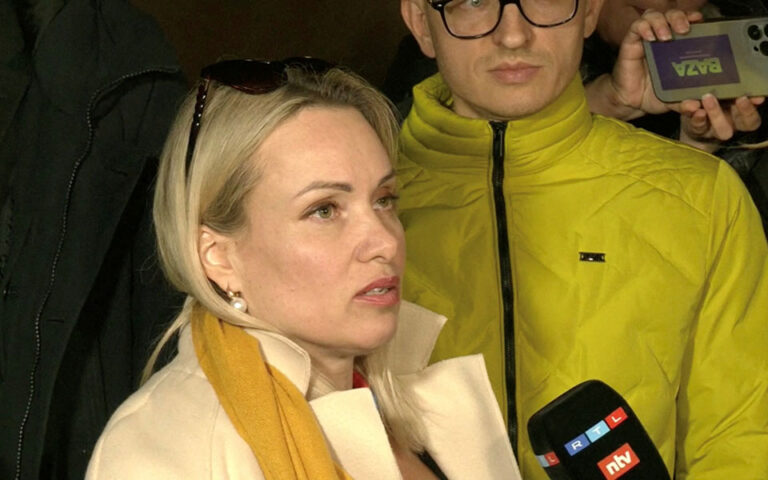 Jurnalista Marina Ovsianikova a refuzat oferta de azil a lui Macron