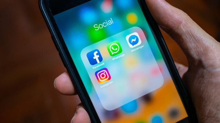 Rusia interzice Facebook și Instagram