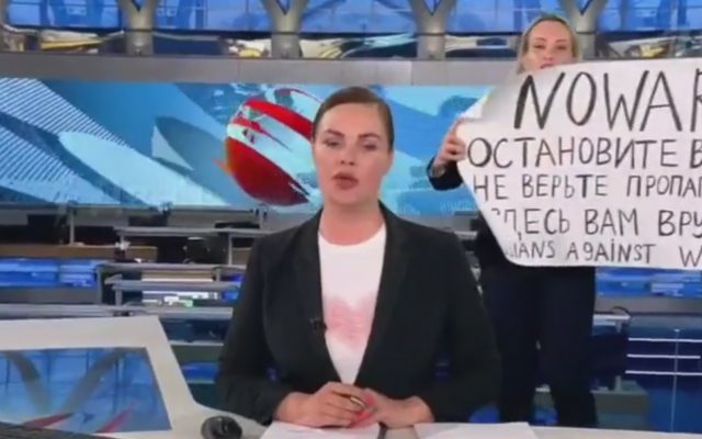 Jurnalista din Rusia, care a protestat în timpul unui program de știri, este judecată la Moscova