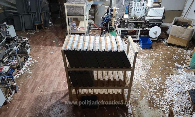 Fabrică ilegală de țigarete descoperită de polițiștii de frontieră. Una dintre percheziții a avut loc în județul Botoșani (VIDEO)