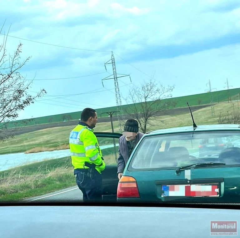 Nonagenar fără permis, dat jos de la volan de poliţişti
