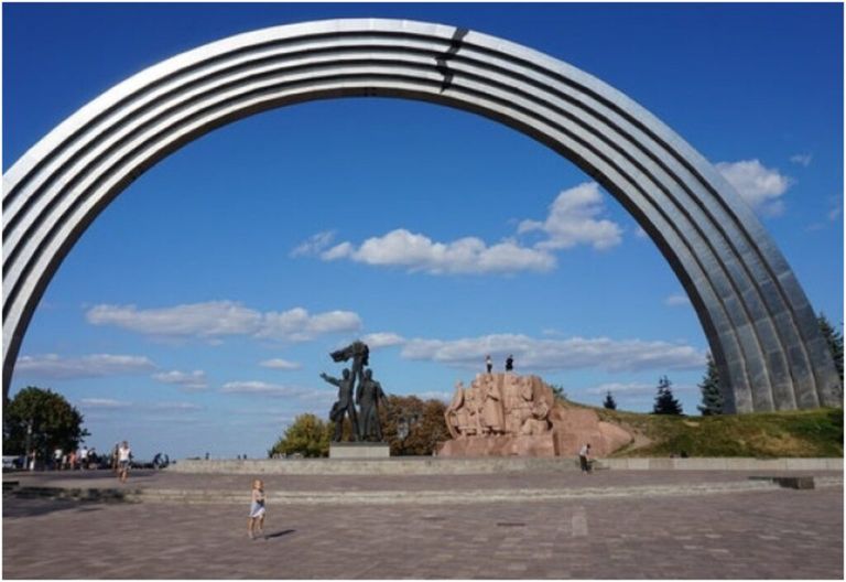 Kievul a distrus monumentul care simboliza unitatea şi prietenia cu Rusia