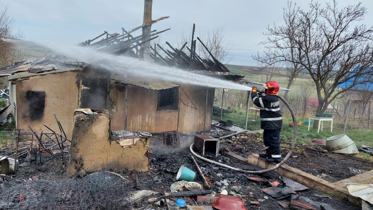 Septuagenar rămas fără casă în urma unui incendiu