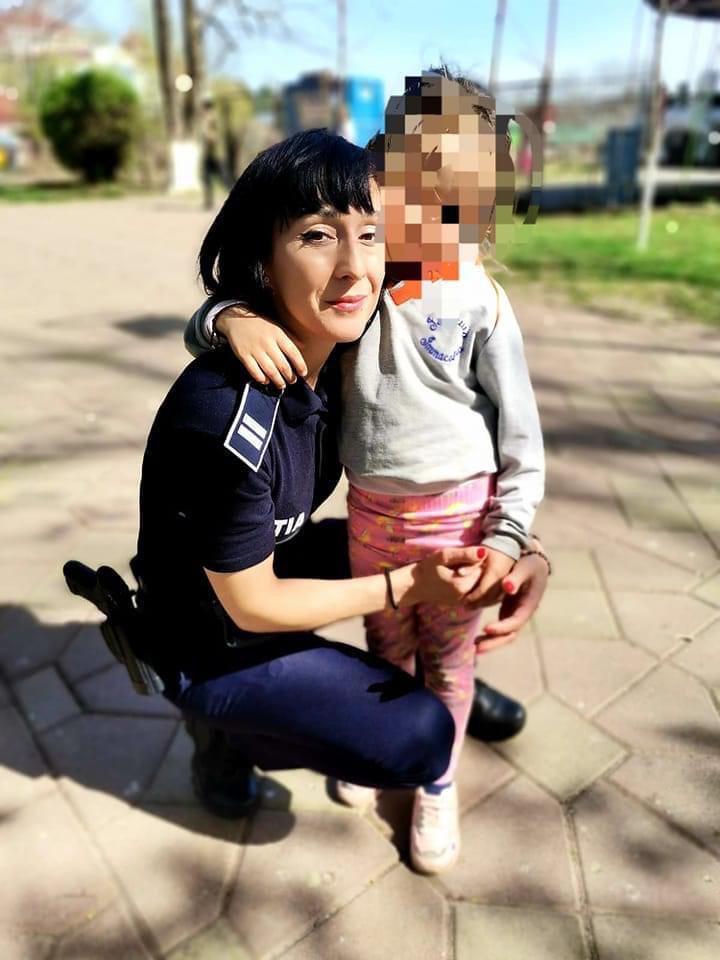Fetiță rătăcită, ajutată de polițiști să-și găsească familia
