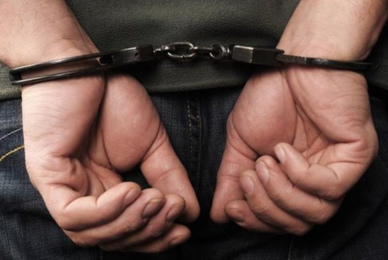 Hoț arestat de polițiști. Acesta a furat 40 de litri de țuică