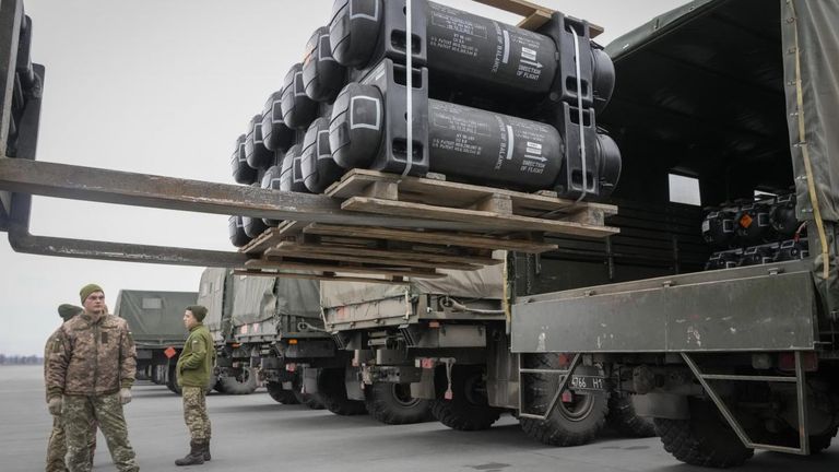 Primele încărcături cu echipamente militare trimise de SUA în Ucraina au ajuns la frontieră