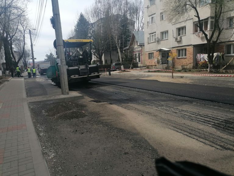 Se toarnă covor asfaltic pe strada Nicolae Iorga (video)
