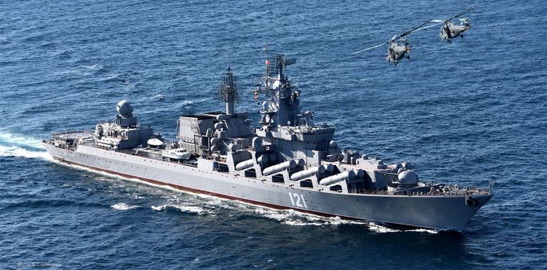Rusia şi-a mutat mai spre sud navele din Marea Neagră, după avarierea crucişătorului „Moscova”