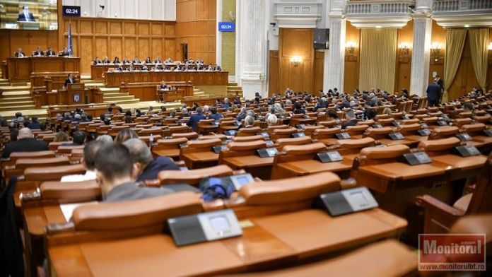 Moțiunea care poate dărâma Guvernul Bolojan, citită în plenul Parlamentului. Când se votează