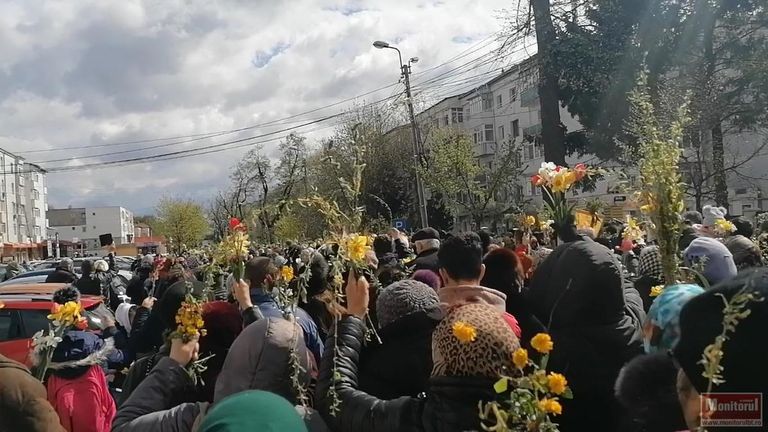 Uniţi în credinţă – Sute de botoşăneni la Procesiunea de Florii (video)