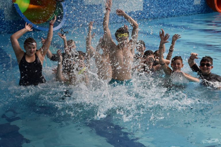 Peste 1000 de elevi au făcut ore în piscina de la Cornişa