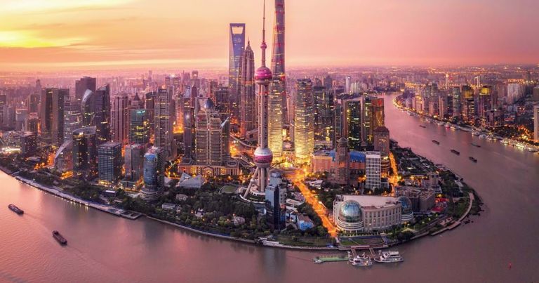 Oraşul Shanghai extinde carantina totală. Locuitorii au permisiunea de a părăsi locuinţa doar pentru tratament medical