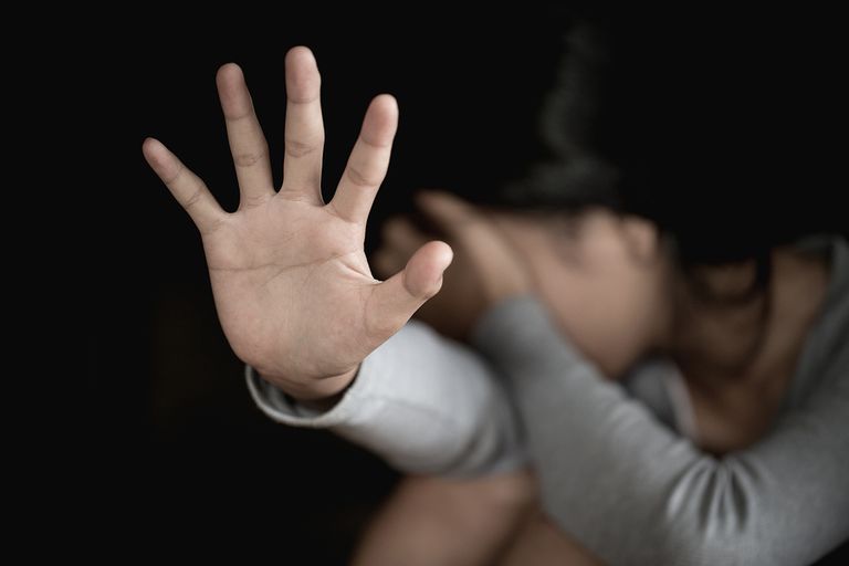 Cuplu acuzat de violenţă asupra copilului pe care-l aveau în plasament