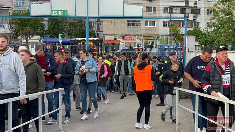 Puzderie de oameni au venit să vadă cum ia Dinamo bătaie (video)