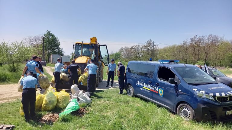 Zone eliberate de gunoaie, în urma intervenției jandarmilor în campania „Curățăm România”