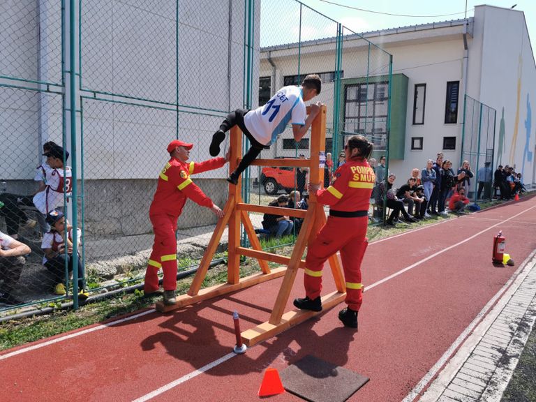Zeci de elevi botoșăneni au participat la concursul “Prietenii Pompierilor”