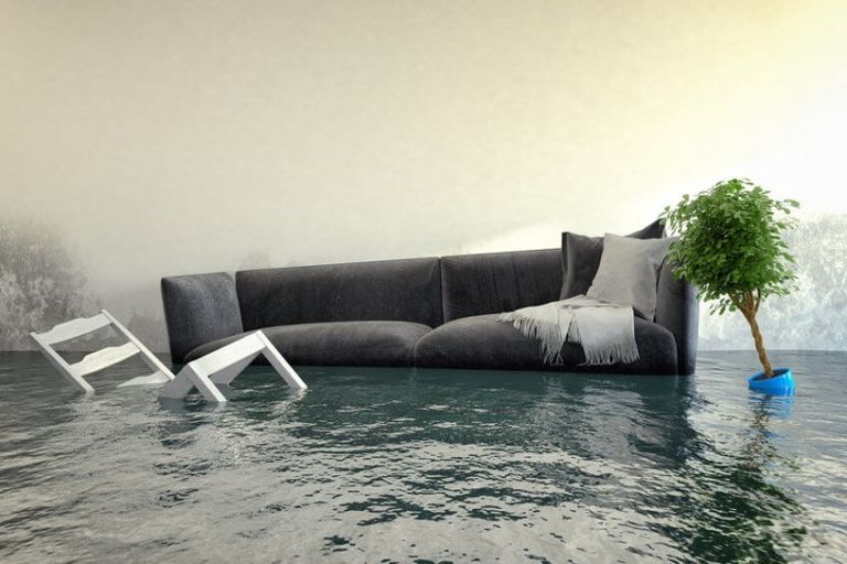 Apartament transformat în piscină, la beție