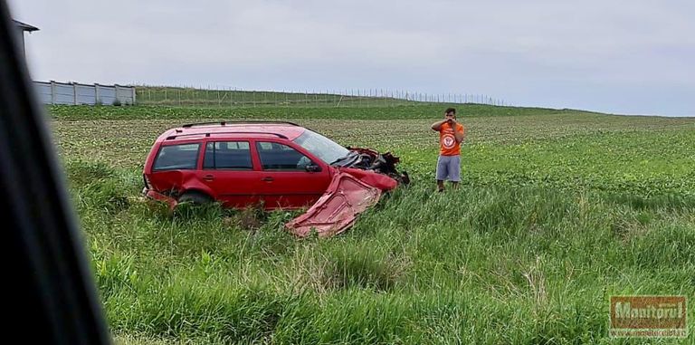 Şofer ajuns cu maşina pe câmp după o manevră imprudentă (video)