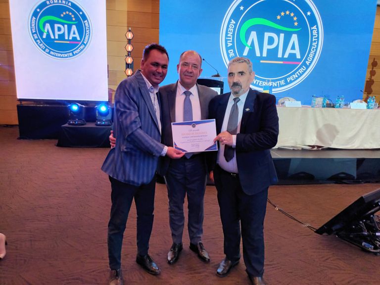 Premiu primit de APIA Botoșani la un simpozion desfășurat la Brașov