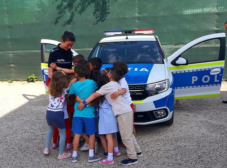 Polițiști îmbrățișați de copii. Imagini inedite de la o grădiniță din municipiu
