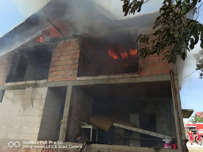 Incendiu violent în comuna Nicșeni
